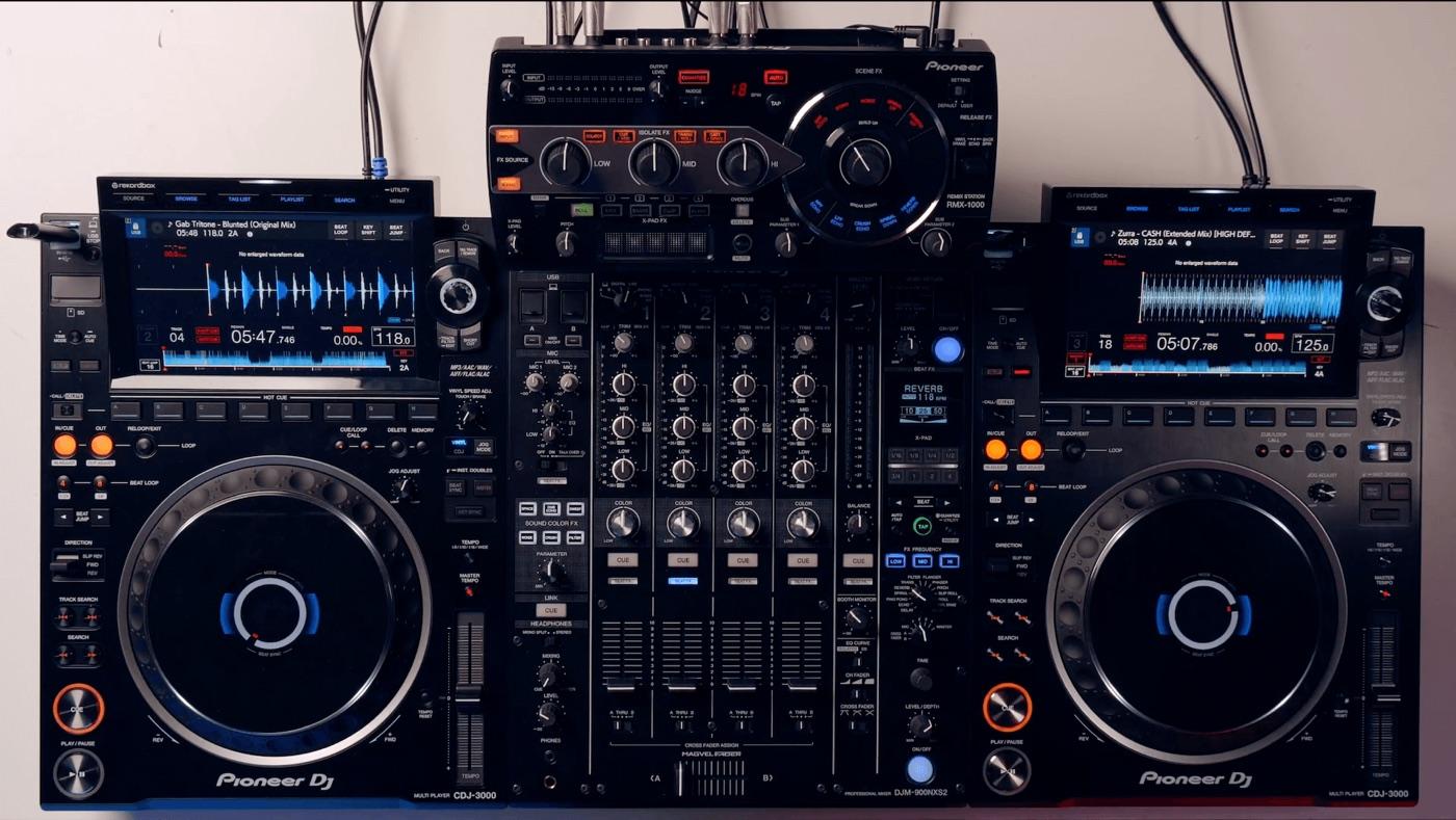 Looping, hot cues and effects in a techno set