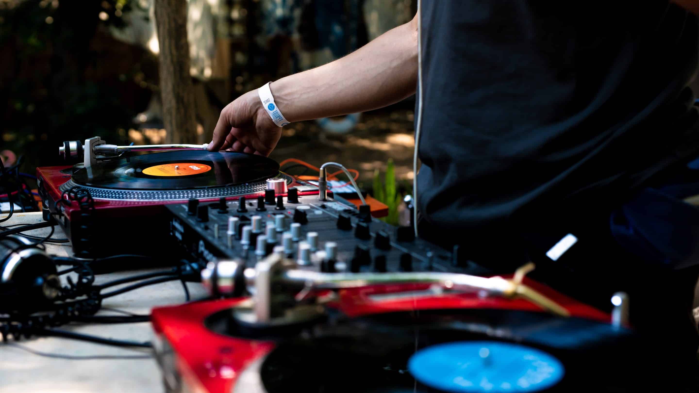 dj on turntables