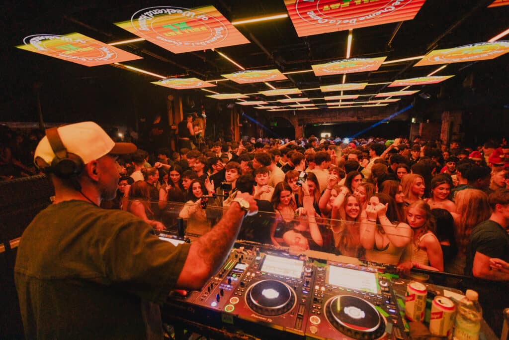 How DJs Read A Crowd